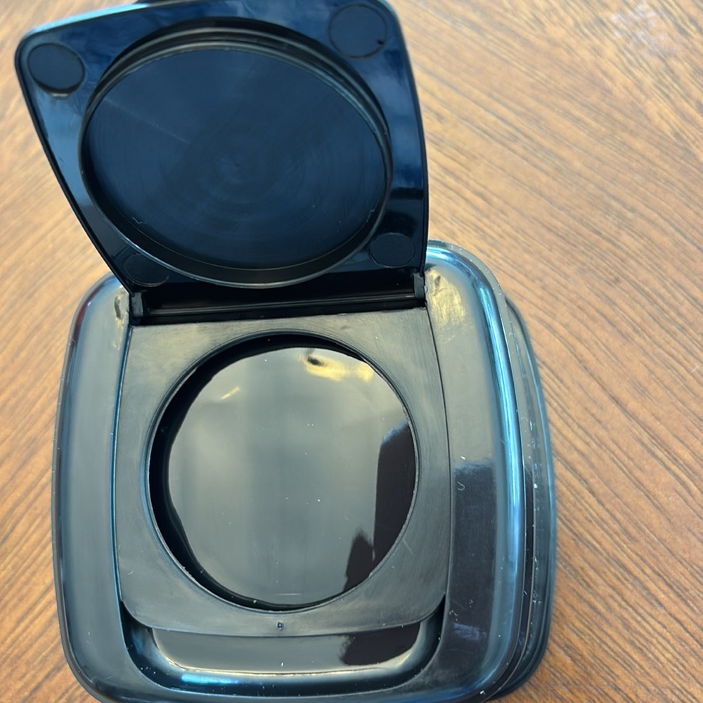 Sassy Jones Maasai Palette with Bold Colors, Makeup Remover Wipes, Lip Liner - Picture 8 of 10